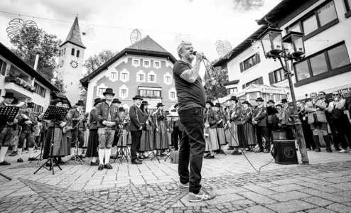 The Big Shake beim Jazzfestival Saalfelden 2026 mit Shake Stew, der Bürgermusik und der Eisenbahner Stadtkapelle (Eisenbahnermusi)