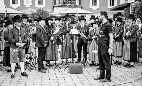 The Big Shake beim Jazzfestival Saalfelden 2026 mit Shake Stew, der Bürgermusik und der Eisenbahner Stadtkapelle (Eisenbahnermusi)
