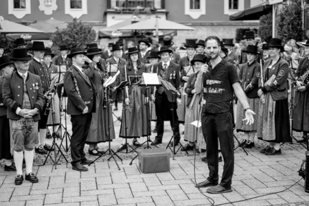 The Big Shake beim Jazzfestival Saalfelden 2026 mit Shake Stew, der Bürgermusik und der Eisenbahner Stadtkapelle (Eisenbahnermusi)