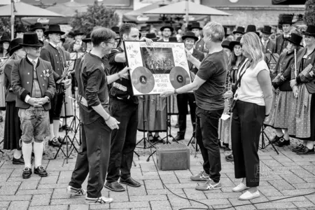 The Big Shake beim Jazzfestival Saalfelden 2026 mit Shake Stew, der Bürgermusik und der Eisenbahner Stadtkapelle (Eisenbahnermusi)