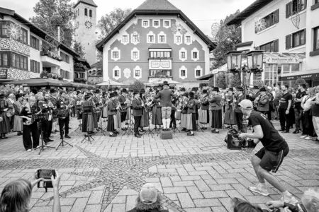 The Big Shake beim Jazzfestival Saalfelden 2026 mit Shake Stew, der Bürgermusik und der Eisenbahner Stadtkapelle (Eisenbahnermusi)
