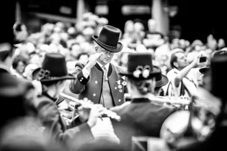 The Big Shake beim Jazzfestival Saalfelden 2026 mit Shake Stew, der Bürgermusik und der Eisenbahner Stadtkapelle (Eisenbahnermusi)