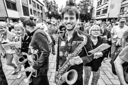 The Big Shake beim Jazzfestival Saalfelden 2026 mit Shake Stew, der Bürgermusik und der Eisenbahner Stadtkapelle (Eisenbahnermusi)