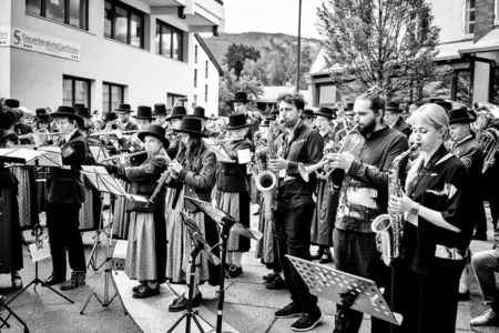The Big Shake beim Jazzfestival Saalfelden 2026 mit Shake Stew, der Bürgermusik und der Eisenbahner Stadtkapelle (Eisenbahnermusi)