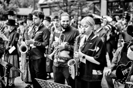 The Big Shake beim Jazzfestival Saalfelden 2026 mit Shake Stew, der Bürgermusik und der Eisenbahner Stadtkapelle (Eisenbahnermusi)