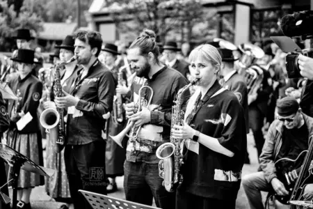 The Big Shake beim Jazzfestival Saalfelden 2026 mit Shake Stew, der Bürgermusik und der Eisenbahner Stadtkapelle (Eisenbahnermusi)