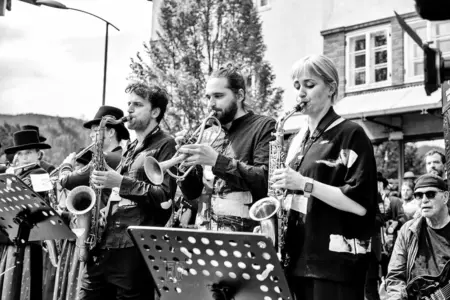 The Big Shake beim Jazzfestival Saalfelden 2026 mit Shake Stew, der Bürgermusik und der Eisenbahner Stadtkapelle (Eisenbahnermusi)