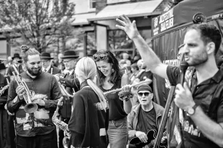 The Big Shake beim Jazzfestival Saalfelden 2026 mit Shake Stew, der Bürgermusik und der Eisenbahner Stadtkapelle (Eisenbahnermusi)