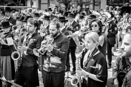 The Big Shake beim Jazzfestival Saalfelden 2026 mit Shake Stew, der Bürgermusik und der Eisenbahner Stadtkapelle (Eisenbahnermusi)