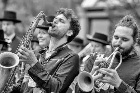 The Big Shake beim Jazzfestival Saalfelden 2026 mit Shake Stew, der Bürgermusik und der Eisenbahner Stadtkapelle (Eisenbahnermusi)