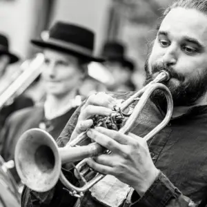 The Big Shake beim Jazzfestival Saalfelden 2026 mit Shake Stew, der Bürgermusik und der Eisenbahner Stadtkapelle (Eisenbahnermusi)