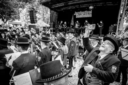 The Big Shake beim Jazzfestival Saalfelden 2026 mit Shake Stew, der Bürgermusik und der Eisenbahner Stadtkapelle (Eisenbahnermusi)