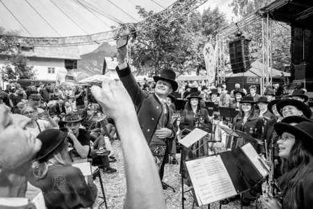 The Big Shake beim Jazzfestival Saalfelden 2026 mit Shake Stew, der Bürgermusik und der Eisenbahner Stadtkapelle (Eisenbahnermusi)