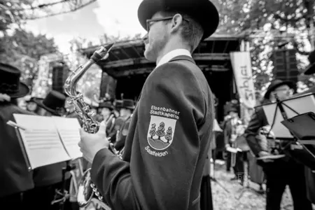 The Big Shake beim Jazzfestival Saalfelden 2026 mit Shake Stew, der Bürgermusik und der Eisenbahner Stadtkapelle (Eisenbahnermusi)