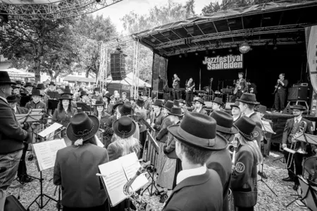 The Big Shake beim Jazzfestival Saalfelden 2026 mit Shake Stew, der Bürgermusik und der Eisenbahner Stadtkapelle (Eisenbahnermusi)