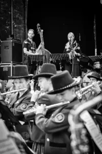 The Big Shake beim Jazzfestival Saalfelden 2026 mit Shake Stew, der Bürgermusik und der Eisenbahner Stadtkapelle (Eisenbahnermusi)