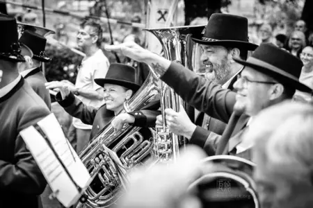 The Big Shake beim Jazzfestival Saalfelden 2026 mit Shake Stew, der Bürgermusik und der Eisenbahner Stadtkapelle (Eisenbahnermusi)