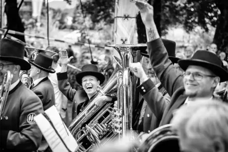 The Big Shake beim Jazzfestival Saalfelden 2026 mit Shake Stew, der Bürgermusik und der Eisenbahner Stadtkapelle (Eisenbahnermusi)