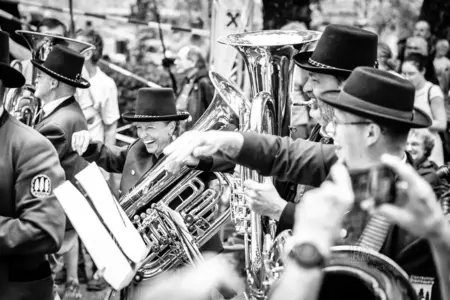 The Big Shake beim Jazzfestival Saalfelden 2026 mit Shake Stew, der Bürgermusik und der Eisenbahner Stadtkapelle (Eisenbahnermusi)