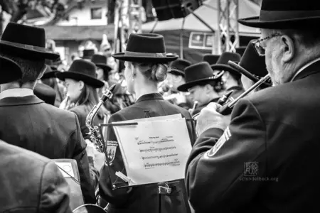 The Big Shake beim Jazzfestival Saalfelden 2026 mit Shake Stew, der Bürgermusik und der Eisenbahner Stadtkapelle (Eisenbahnermusi)