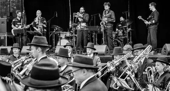 The Big Shake beim Jazzfestival Saalfelden 2026 mit Shake Stew, der Bürgermusik und der Eisenbahner Stadtkapelle (Eisenbahnermusi)