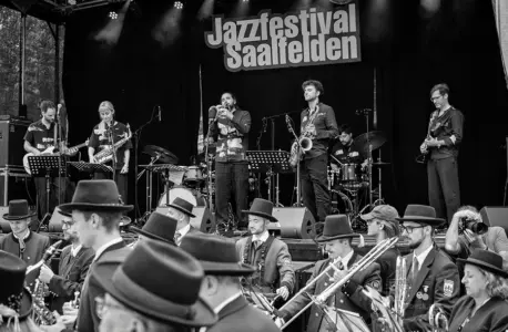 The Big Shake beim Jazzfestival Saalfelden 2026 mit Shake Stew, der Bürgermusik und der Eisenbahner Stadtkapelle (Eisenbahnermusi)