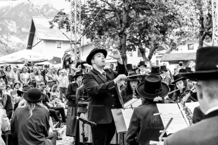 The Big Shake beim Jazzfestival Saalfelden 2026 mit Shake Stew, der Bürgermusik und der Eisenbahner Stadtkapelle (Eisenbahnermusi)