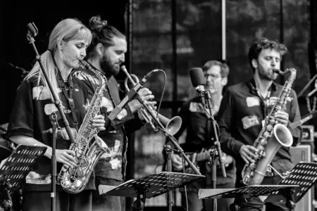 The Big Shake beim Jazzfestival Saalfelden 2026 mit Shake Stew, der Bürgermusik und der Eisenbahner Stadtkapelle (Eisenbahnermusi)