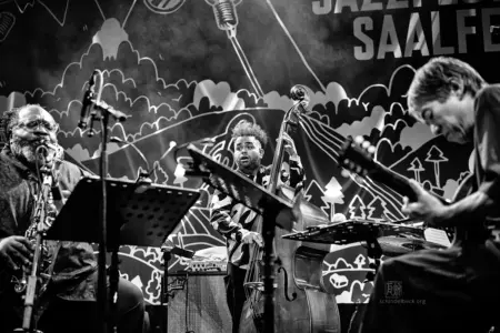 Jazzfestival Saalfelden 2026 - Otomo Yoshihide, Nick Dunston, Darius Jones - Schindelbeck Fotografie