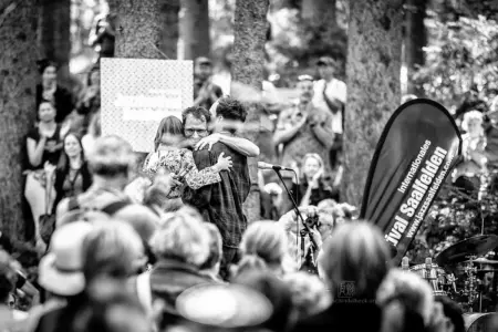 Jazzfestival Saalfelden 2026 - im Wald mit Almut Kühne, Max Andrzejewski, Lukas Kranzelbinder - Schindelbeck Fotografie