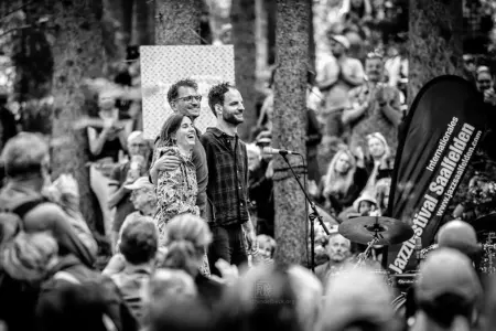Jazzfestival Saalfelden 2026 - im Wald mit Almut Kühne, Max Andrzejewski, Lukas Kranzelbinder - Schindelbeck Fotografie