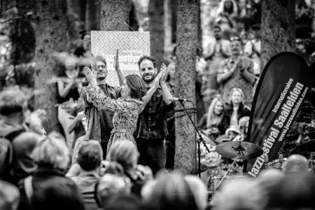 Jazzfestival Saalfelden 2026 - im Wald mit Almut Kühne, Max Andrzejewski, Lukas Kranzelbinder - Schindelbeck Fotografie