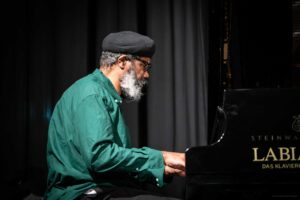 Pat Thomas - Ahmed - أحمد - beim Enjoy Jazz Festival 2026 - Frank Schindelbeck Fotografie