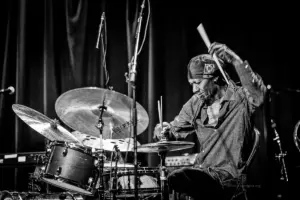 Hamid Drake - F.I.M. Festival Frankfurt 2026 - Foto: Frank Schindelbeck
