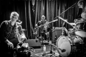Shahzad Ismaily, Philipp Gropper, Hamid Drake - F.I.M. Festival Frankfurt 2026 - Foto: Frank Schindelbeck