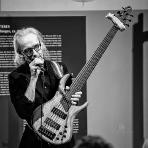 Björn Meyer am sechssaitigen E-Bass bei seiner Solo-Matinee beim Enjoy Jazz Festival 2026 in der Sammlung Prinzhorn Heidelberg.